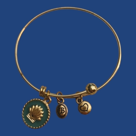 3/$30 BELLA PERLINA Sea Shell and Heart Charm Slide Bracelet - Picture 1 of 4